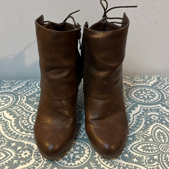 TG Brown ankle boots with lace up detailing - Picture 4 of 14